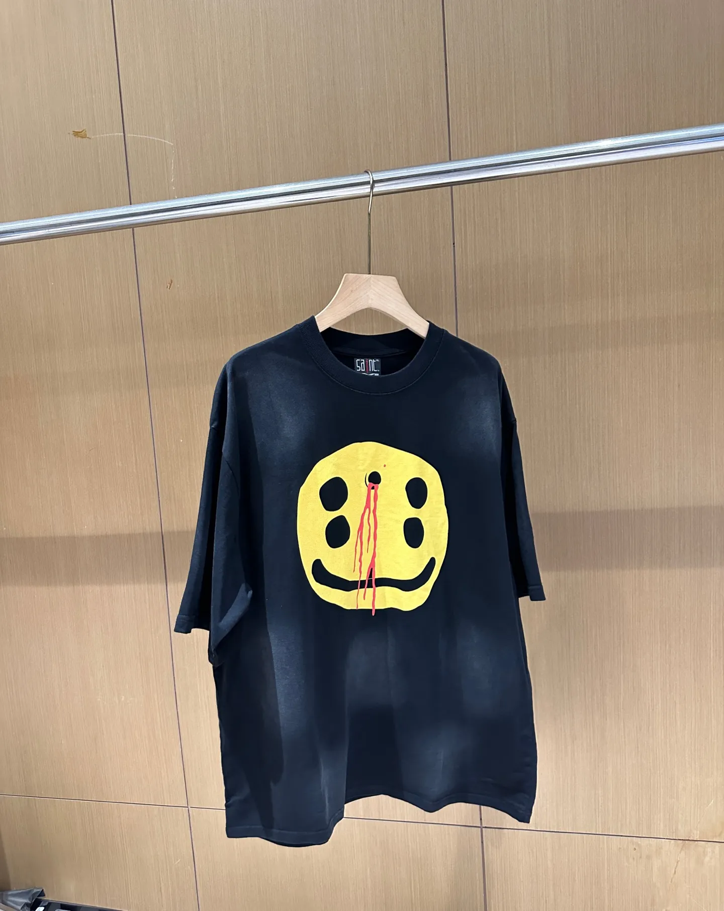 🧸CPFM co-branded Saint Micheal trendy brand washed distressed smiley face printed short-sleeved high street American casual T-shirt p136 Style number: 014-6 Size: S-XL The base coat is Assute dyed and sprayed with Maliu. It presents a retro and old texture. The pattern is hand-painted with a leather texture imprinting effect. 260g double washing and drying, plus soft fabric for comfort and durability. The color fixing effect is excellent. The bold smiley face pattern gives it a bold design. The oversized version can be worn by both men and women.